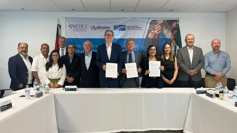 Van por educación dual certificada con Alemania